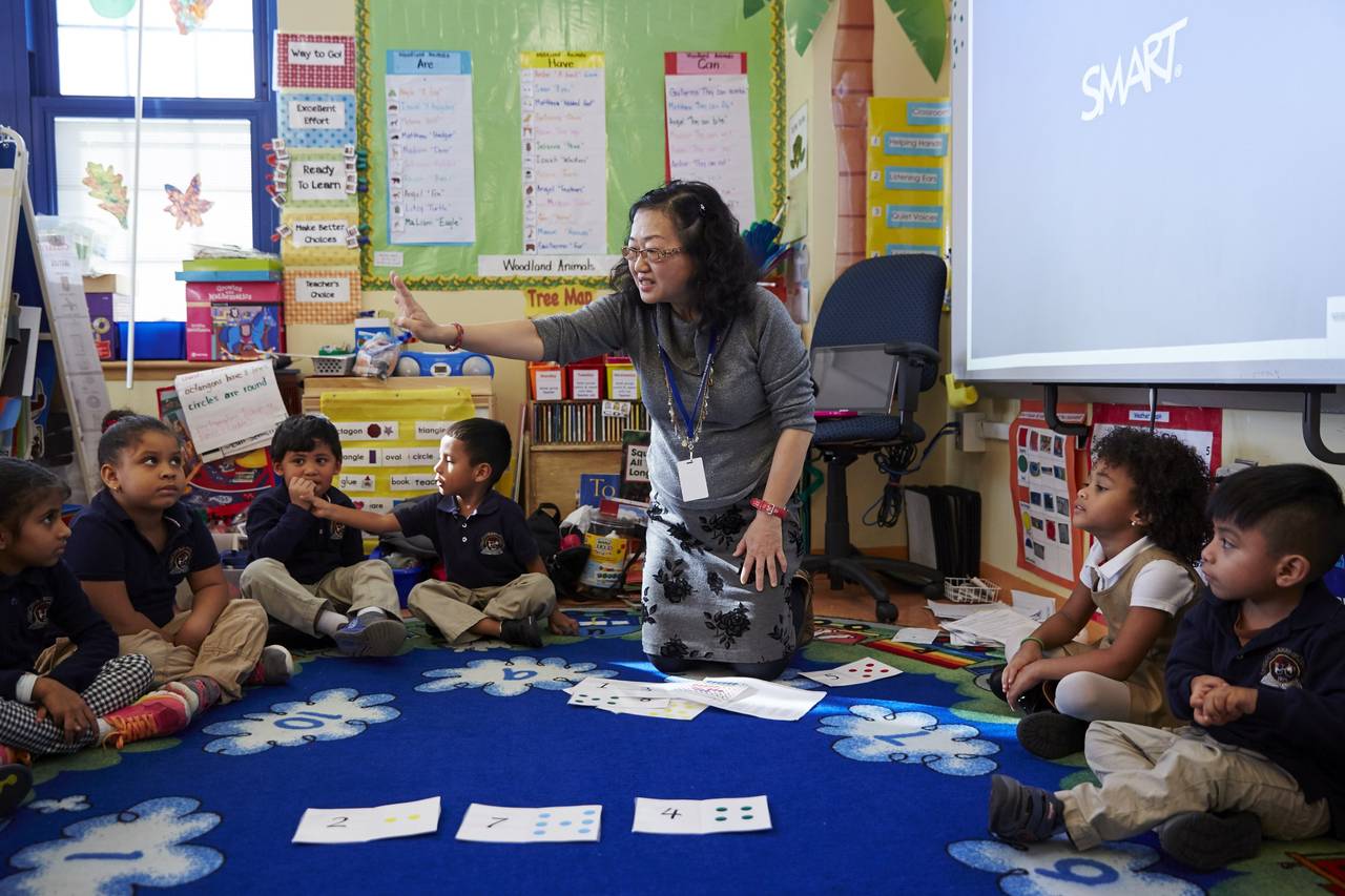 Chiun-En teaching ECC students Mandarin